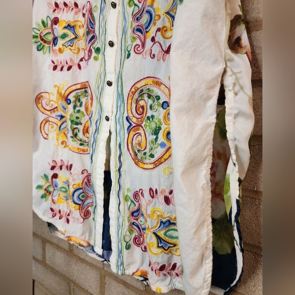 Anthropologie Cyrena Boho Embroidered Floral Sleeveless Button-Up Blouse w/Slit - Picture 4 of 8